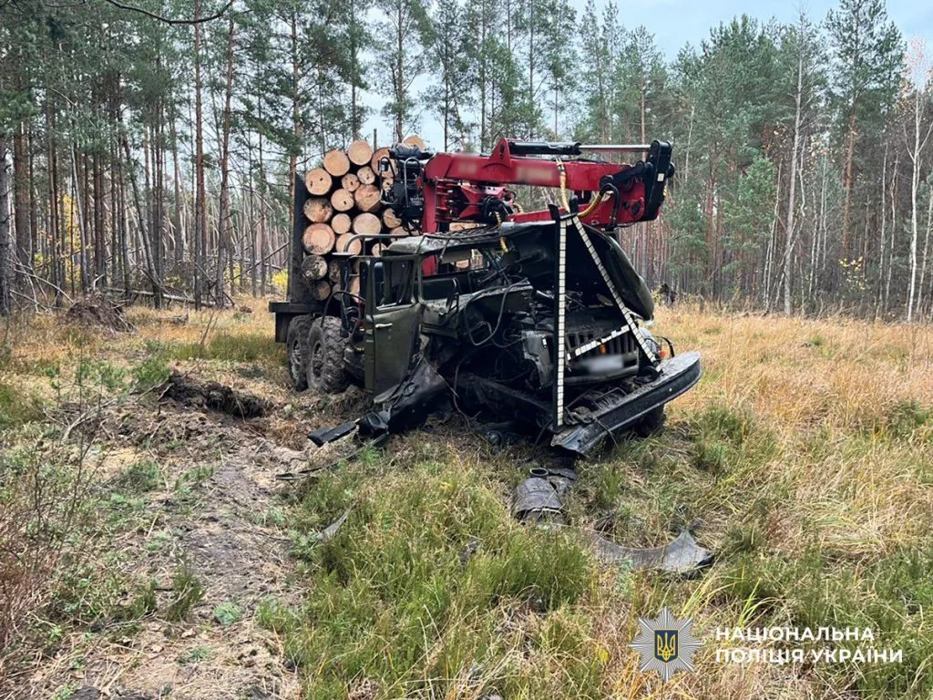 У лісі на Житомирщині два авто підірвалися на мінах: загинули п'ять людей 3