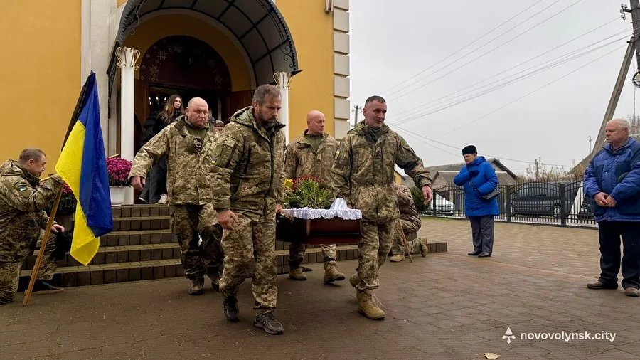 У Нововолинську попрощалися з полеглим Героєм Сергієм Ярощуком 4
