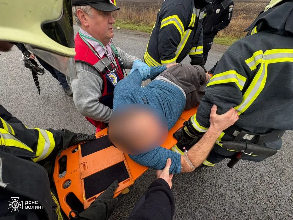 У Володимирі трапилася ДТП: рятувальники деблокували двох водіїв 2