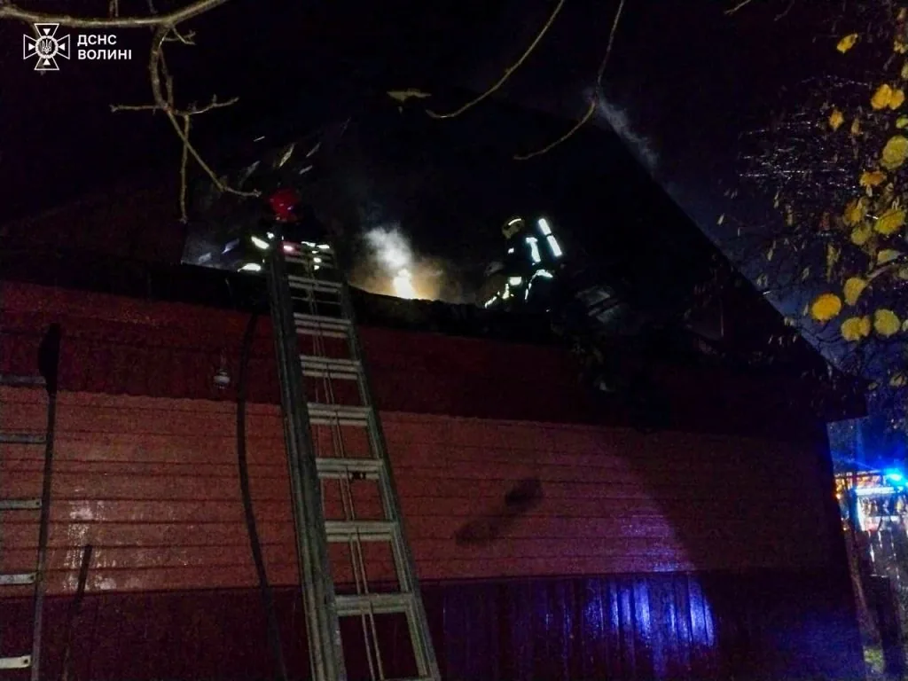 На Волині горіли легковик і дерев'яний будинок 2