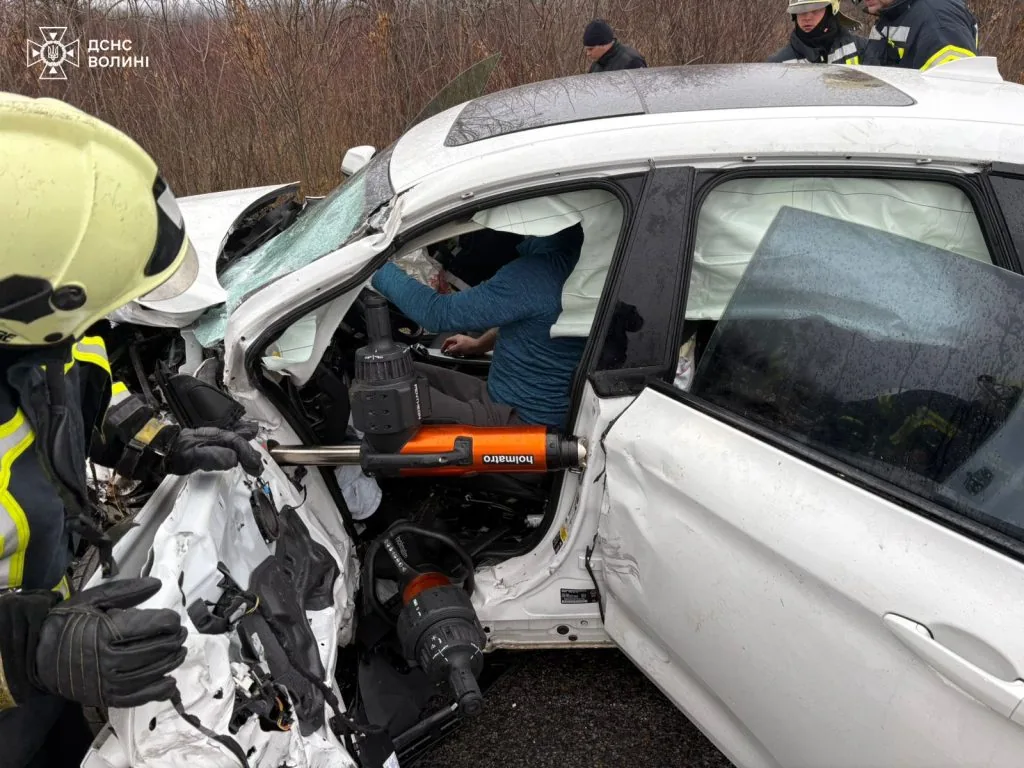 У Володимирі трапилася ДТП: рятувальники деблокували двох водіїв 3
