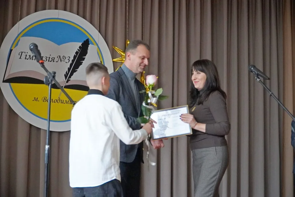 У Володимирській гімназії № 3 відбулися урочисті заходи з нагоди 85-річчя 16
