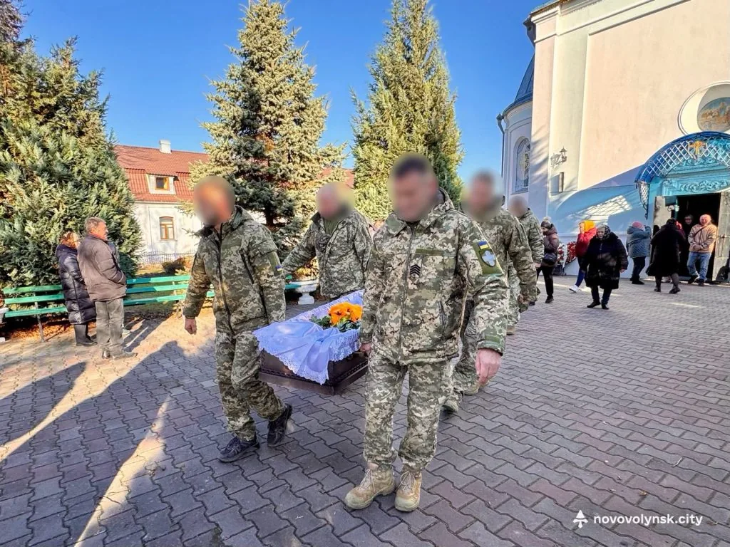 Нововолинська громада попрощалася із Захисником Олександром Білецьким 6