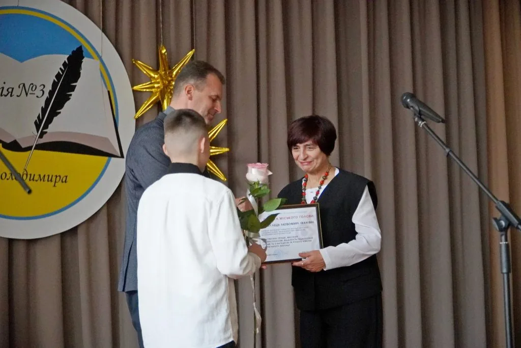 У Володимирській гімназії № 3 відбулися урочисті заходи з нагоди 85-річчя 17