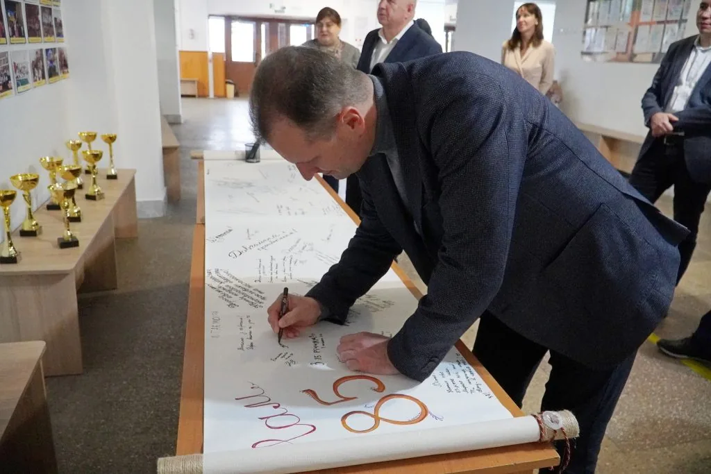 У Володимирській гімназії № 3 відбулися урочисті заходи з нагоди 85-річчя 36