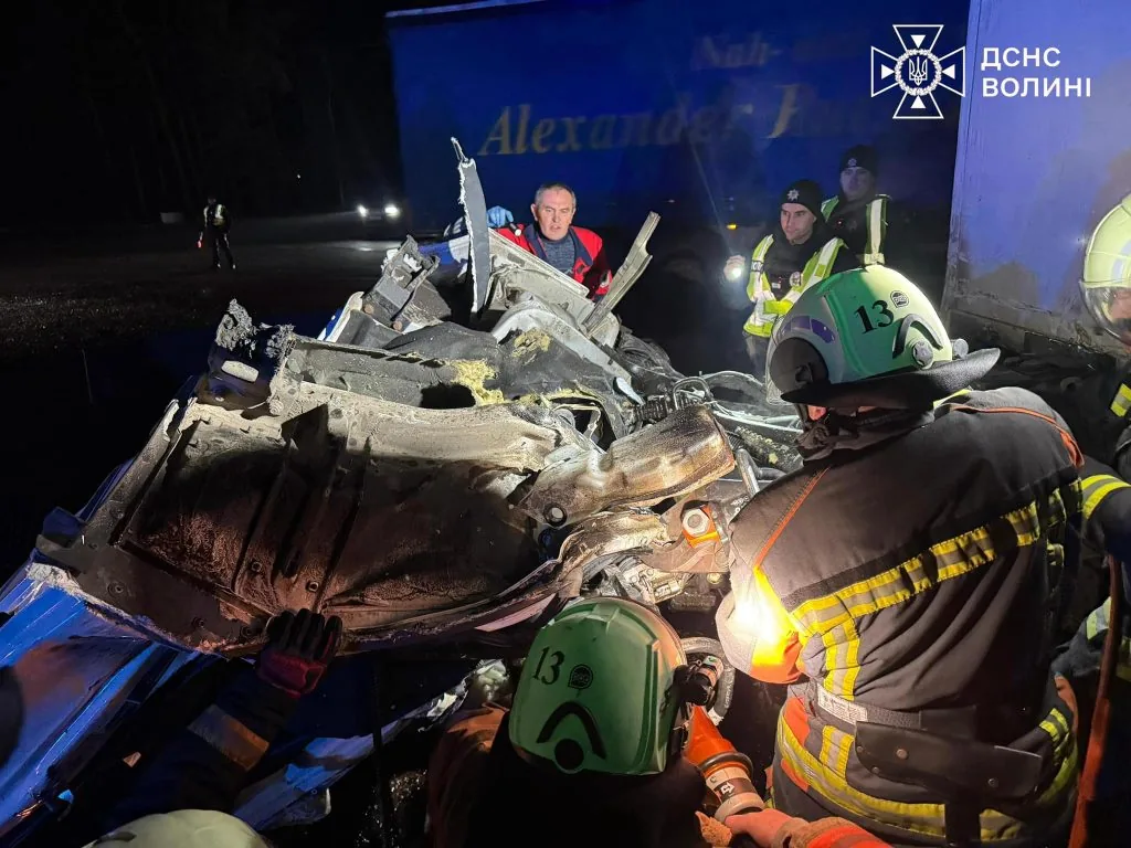 На трасі Ковель–Ягодин трапилася аварія: рятувальникам вдалося звільнити двох людей 2