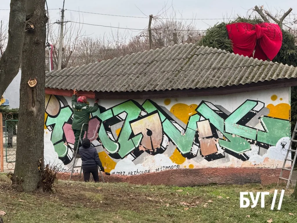 Фото дня: «Різдвяне містечко» в Нововолинську: у міському парку завершують підготовку локації до свят 1