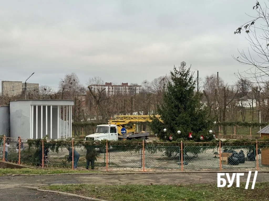 Фото дня: «Різдвяне містечко» в Нововолинську: у міському парку завершують підготовку локації до свят 4