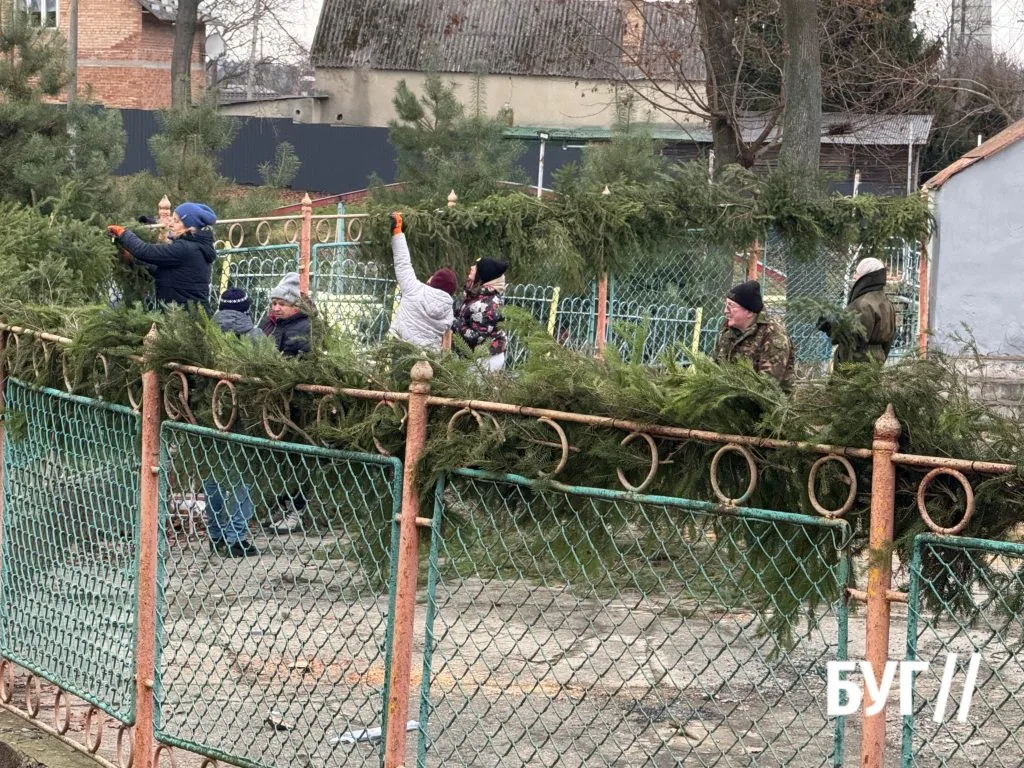 Фото дня: «Різдвяне містечко» в Нововолинську: у міському парку завершують підготовку локації до свят 3