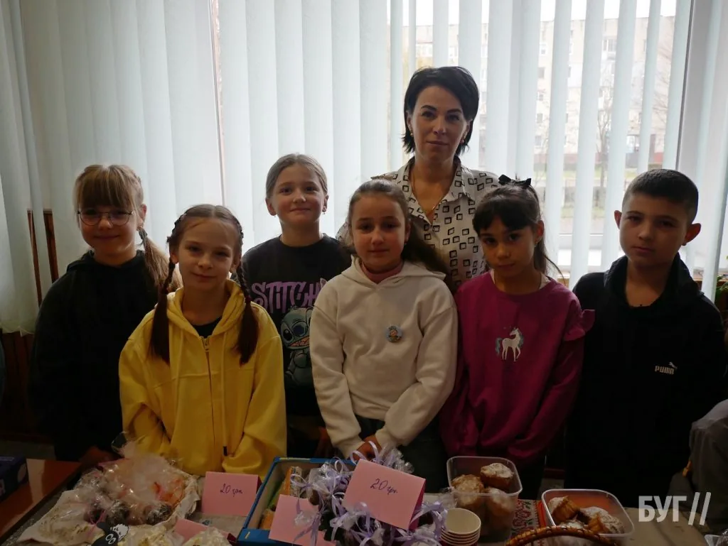 У гімназії №3 Володимира провели благодійний ярмарок на підтримку ЗСУ 47