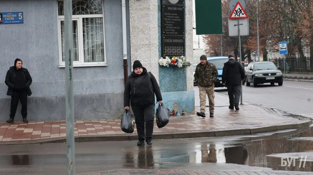 Місто буденне: світлі мешканці Володимира у похмуру погоду 2