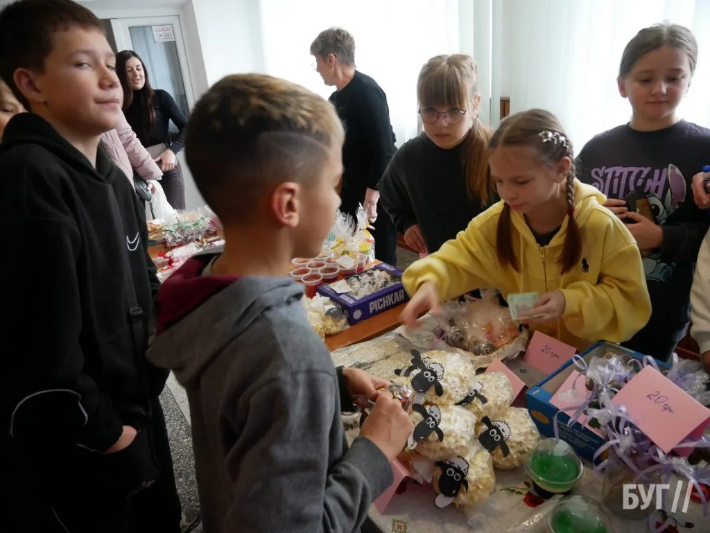 У гімназії №3 Володимира провели благодійний ярмарок на підтримку ЗСУ 4