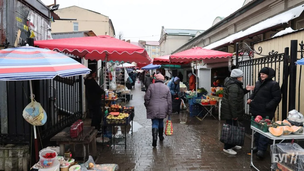 Місто буденне: світлі мешканці Володимира у похмуру погоду 3