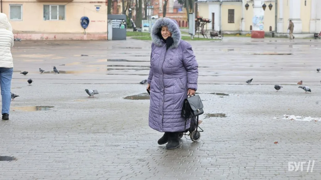 Місто буденне: світлі мешканці Володимира у похмуру погоду 7