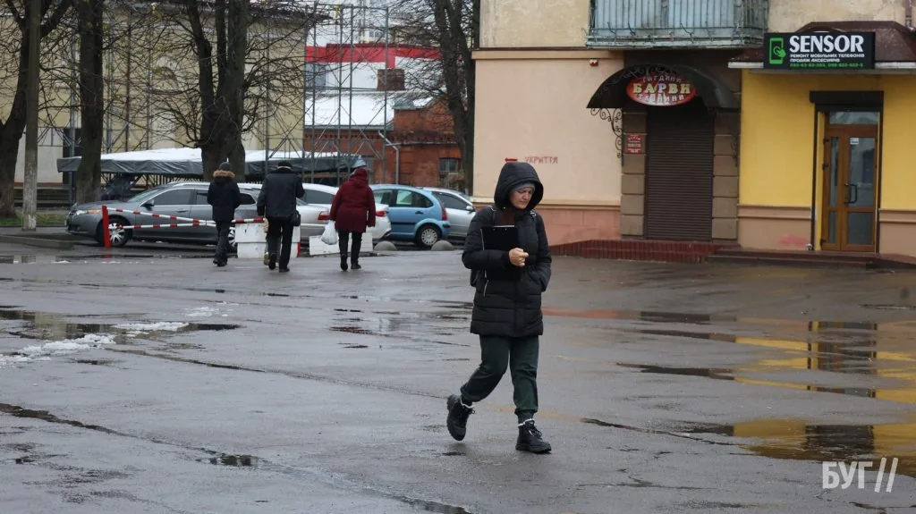 Місто буденне: світлі мешканці Володимира у похмуру погоду 9