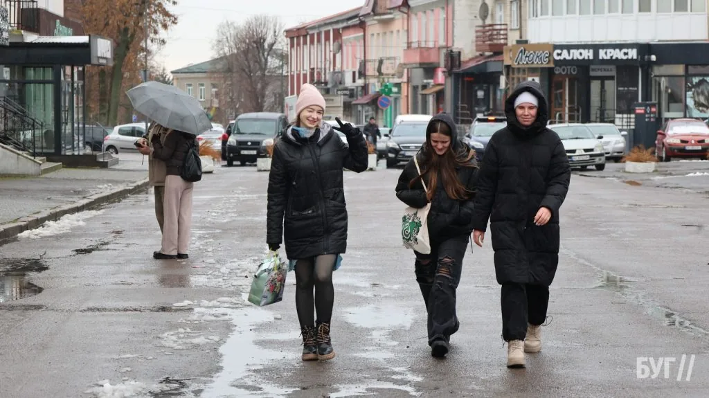 Місто буденне: світлі мешканці Володимира у похмуру погоду 11