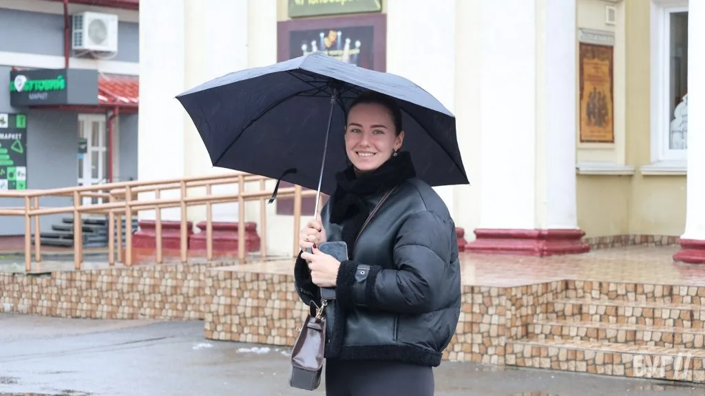 Місто буденне: світлі мешканці Володимира у похмуру погоду 12