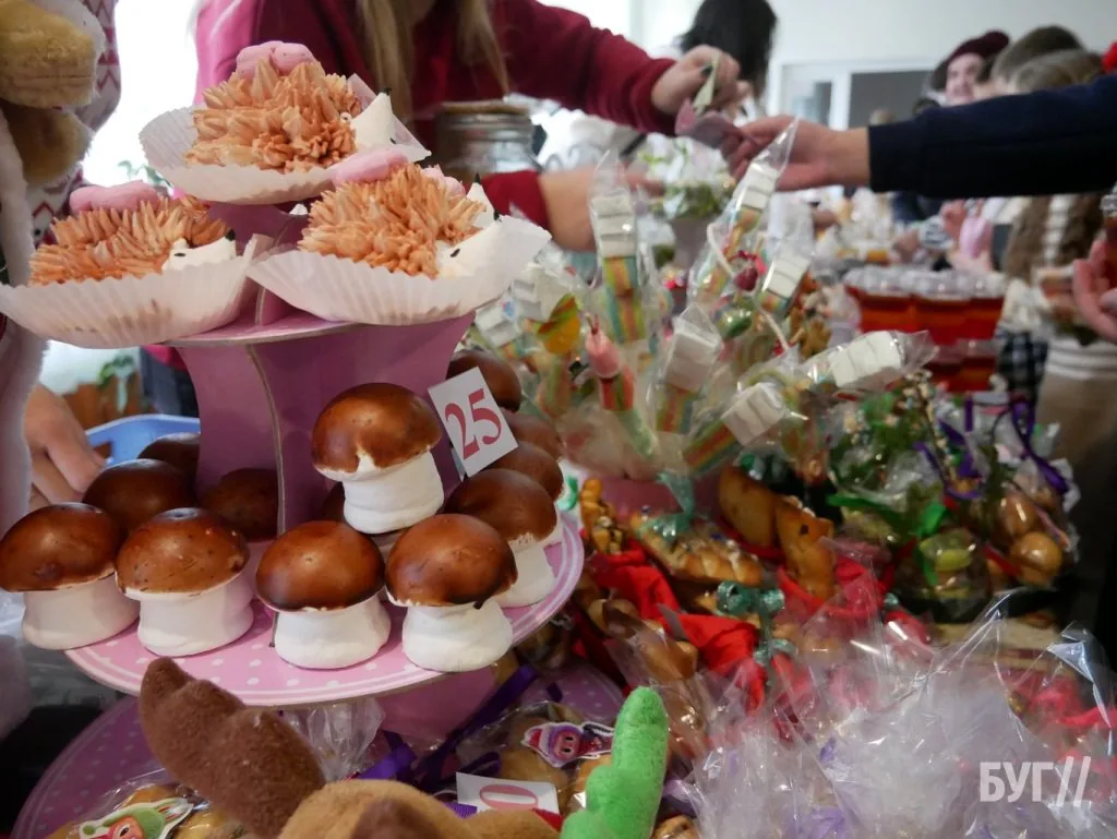 У гімназії №3 Володимира провели благодійний ярмарок на підтримку ЗСУ 7