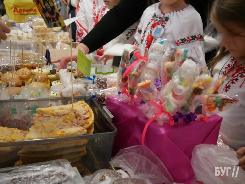 У гімназії №3 Володимира провели благодійний ярмарок на підтримку ЗСУ 12