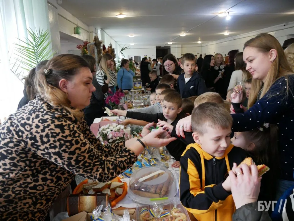 У гімназії №3 Володимира провели благодійний ярмарок на підтримку ЗСУ 13