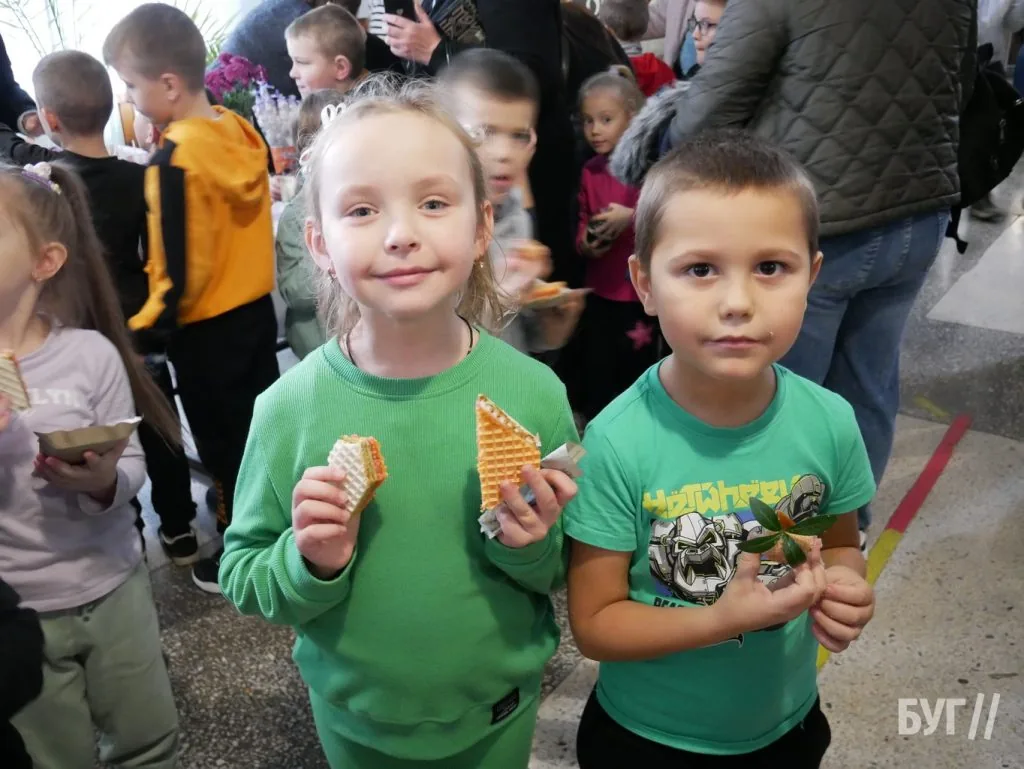 У гімназії №3 Володимира провели благодійний ярмарок на підтримку ЗСУ 15
