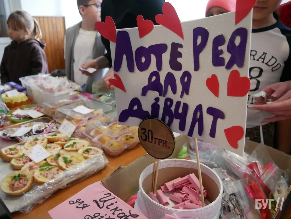 У гімназії №3 Володимира провели благодійний ярмарок на підтримку ЗСУ 24