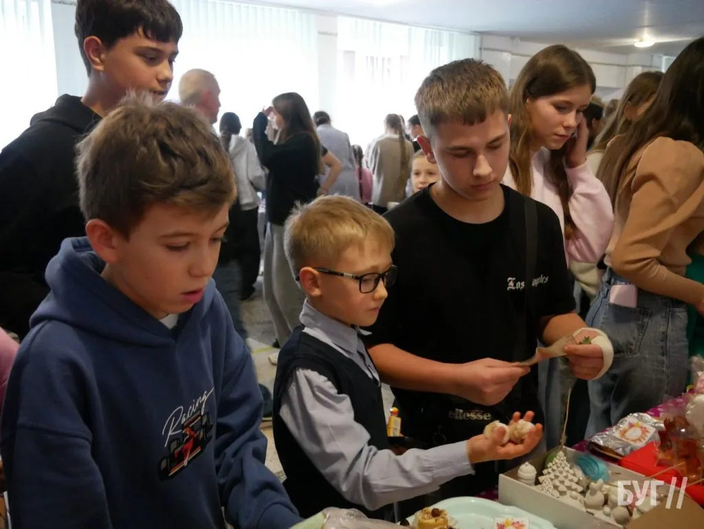 У гімназії №3 Володимира провели благодійний ярмарок на підтримку ЗСУ 26