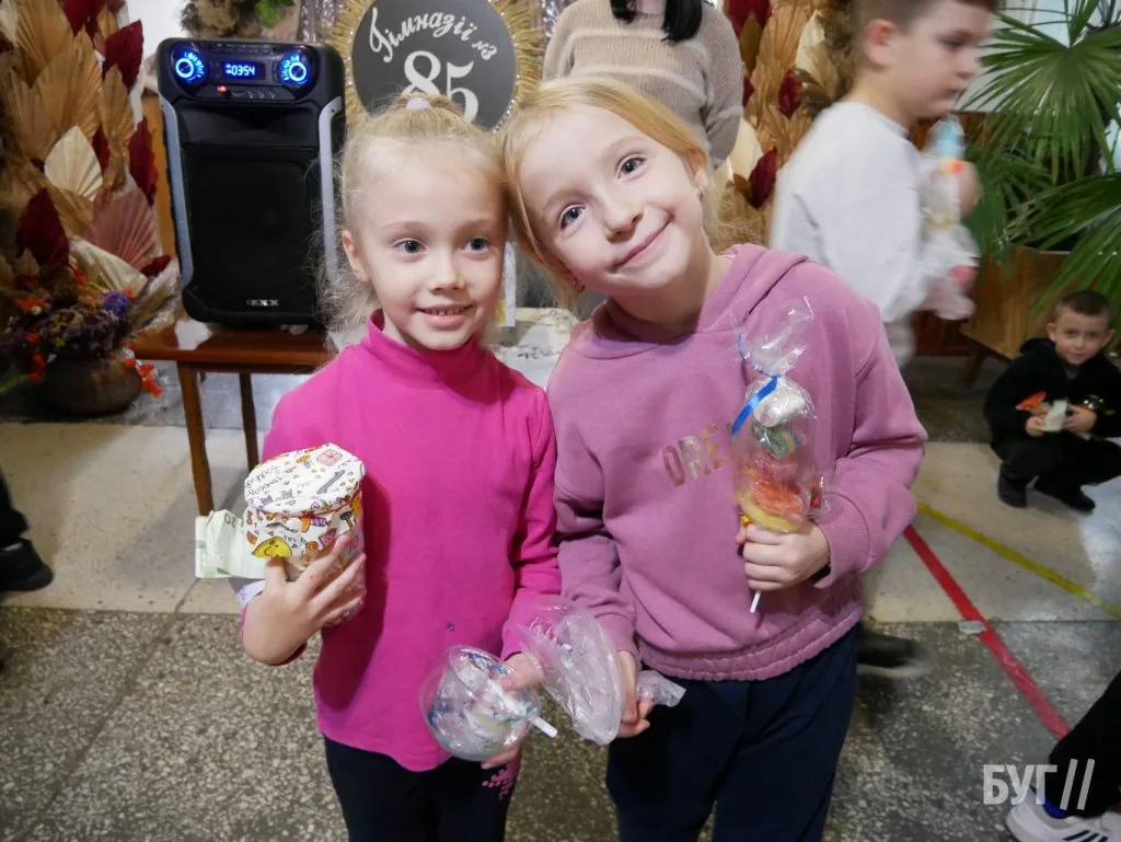 У гімназії №3 Володимира провели благодійний ярмарок на підтримку ЗСУ 35