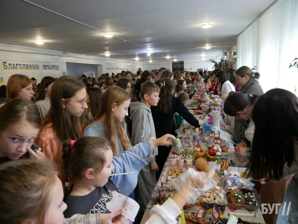 У гімназії №3 Володимира провели благодійний ярмарок на підтримку ЗСУ 38