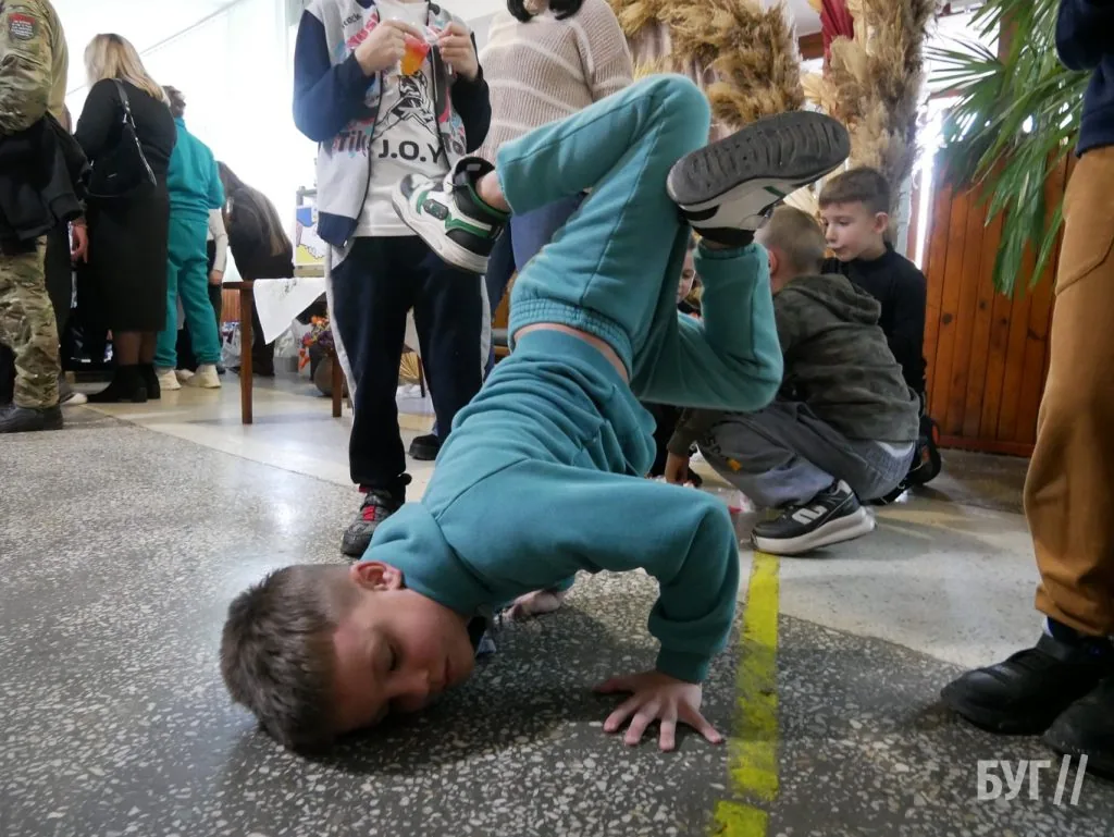 У гімназії №3 Володимира провели благодійний ярмарок на підтримку ЗСУ 43