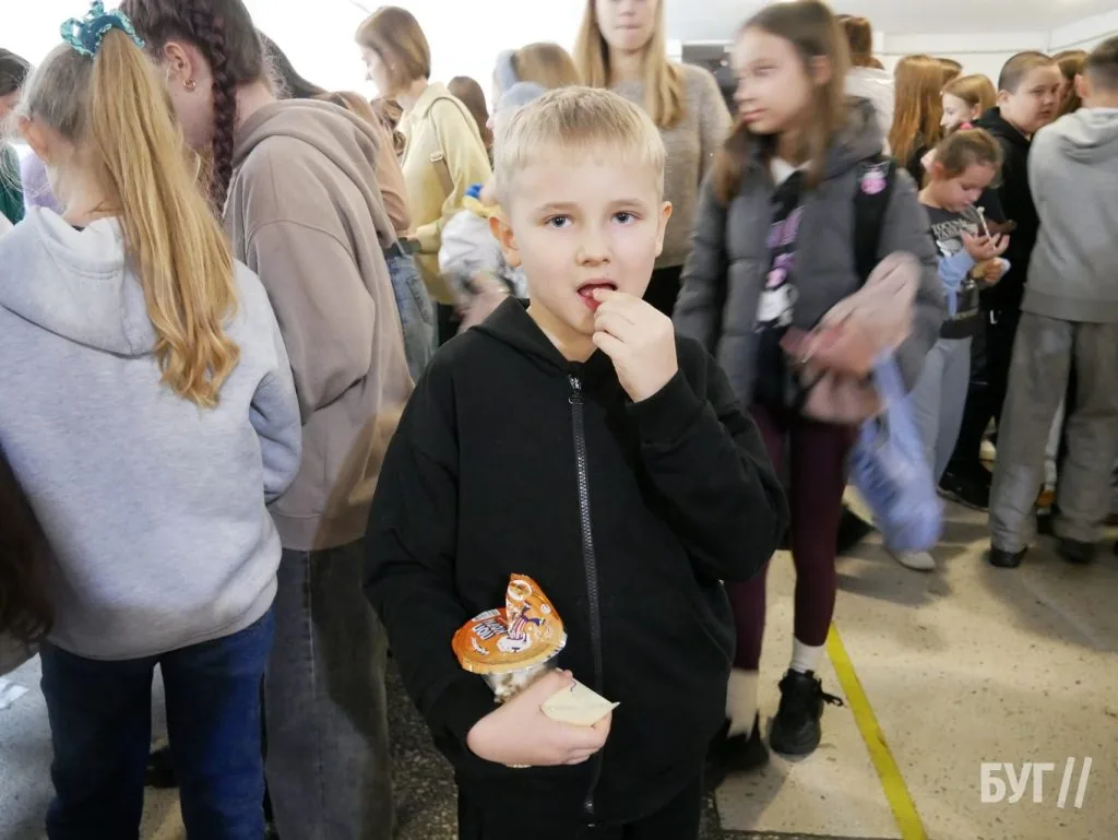 У гімназії №3 Володимира провели благодійний ярмарок на підтримку ЗСУ 44