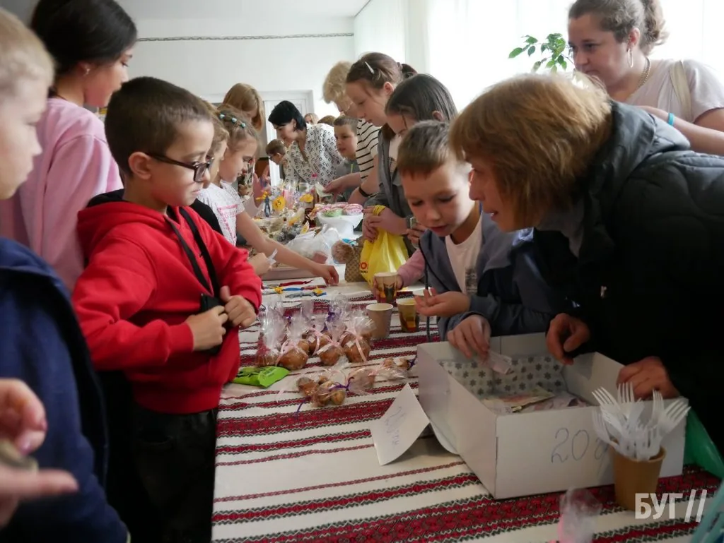 У гімназії №3 Володимира провели благодійний ярмарок на підтримку ЗСУ 48