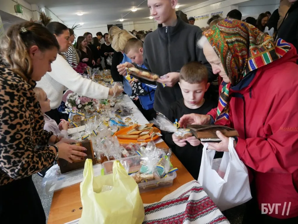 У гімназії №3 Володимира провели благодійний ярмарок на підтримку ЗСУ 53