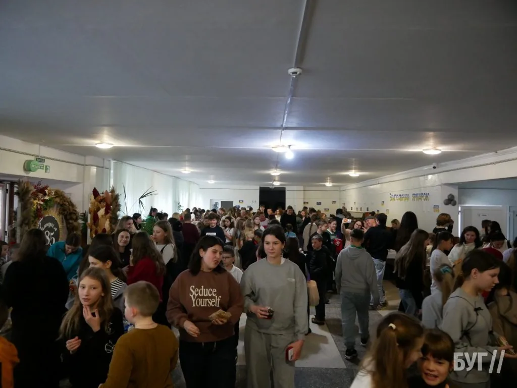 У гімназії №3 Володимира провели благодійний ярмарок на підтримку ЗСУ 71