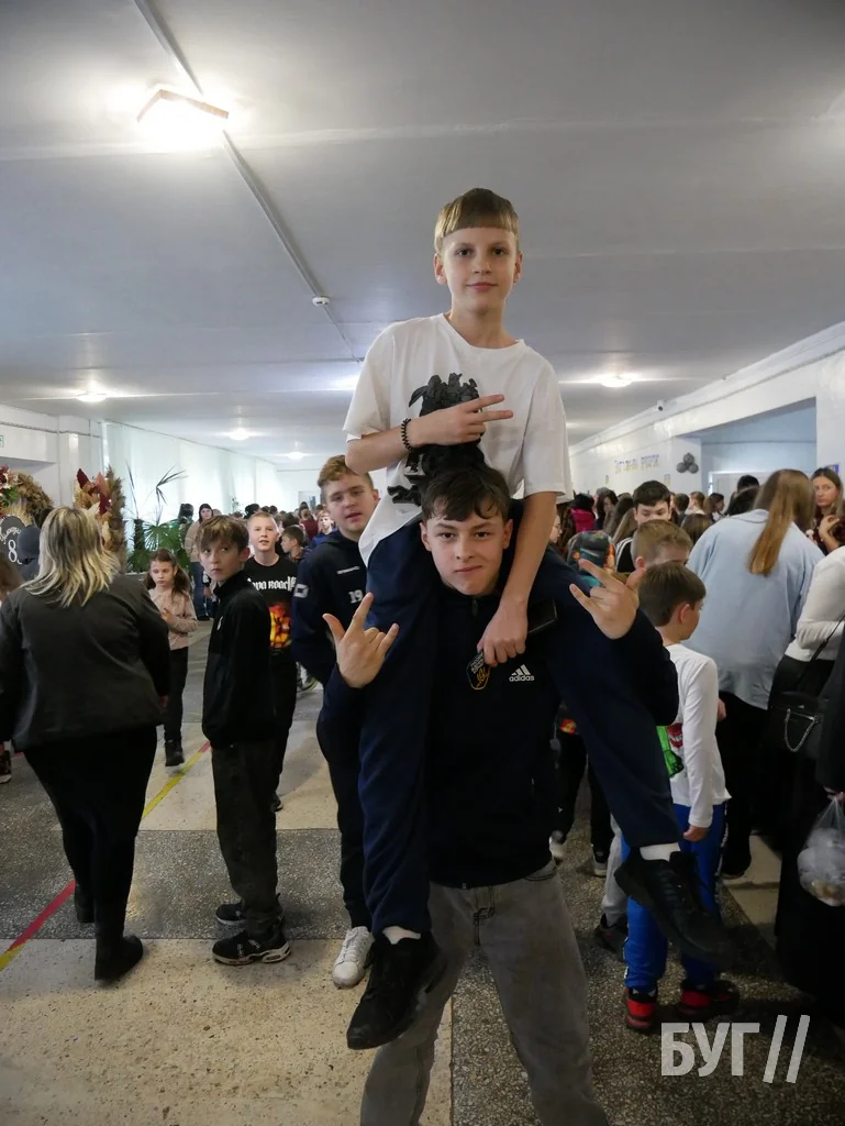 У гімназії №3 Володимира провели благодійний ярмарок на підтримку ЗСУ 78