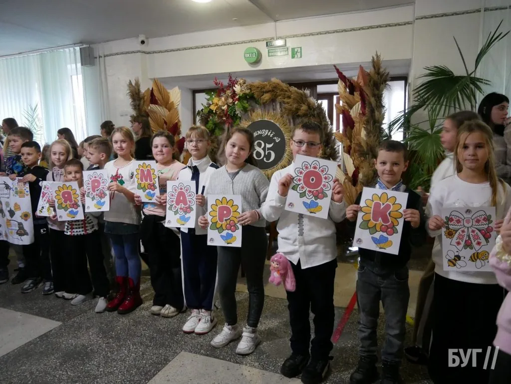 У гімназії №3 Володимира провели благодійний ярмарок на підтримку ЗСУ 79