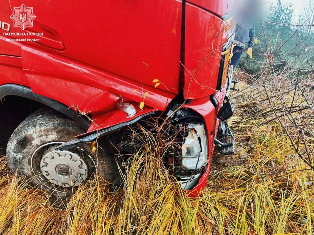 Перевозив небезпечний вантаж: на Волині п'яний водій вантажівки злетів у кювет 2