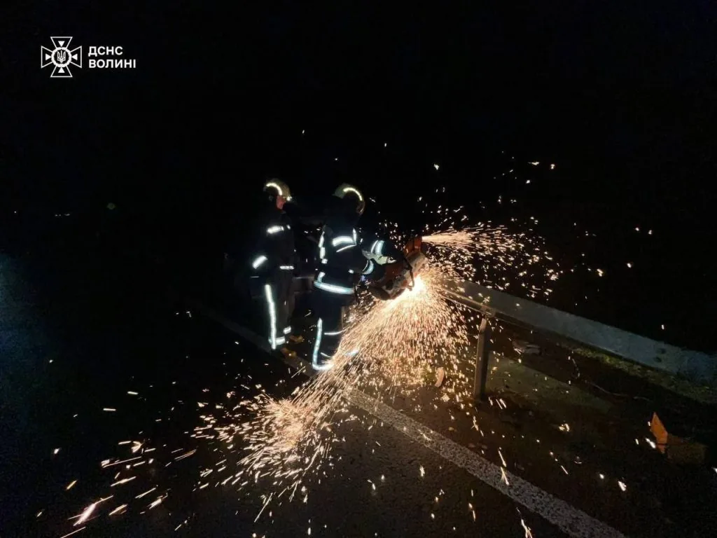 У Луцькому районі автомобіль врізався у відбійник 1