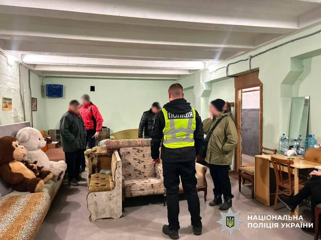 Пенсіонерку, яка не пускала жінку з дитиною в укриття у Києві, притягнули до відповідальності 1