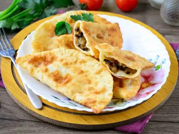 Приготуйте хрусткі та соковиті чебуреки: топ-5 найкращих рецептів 5