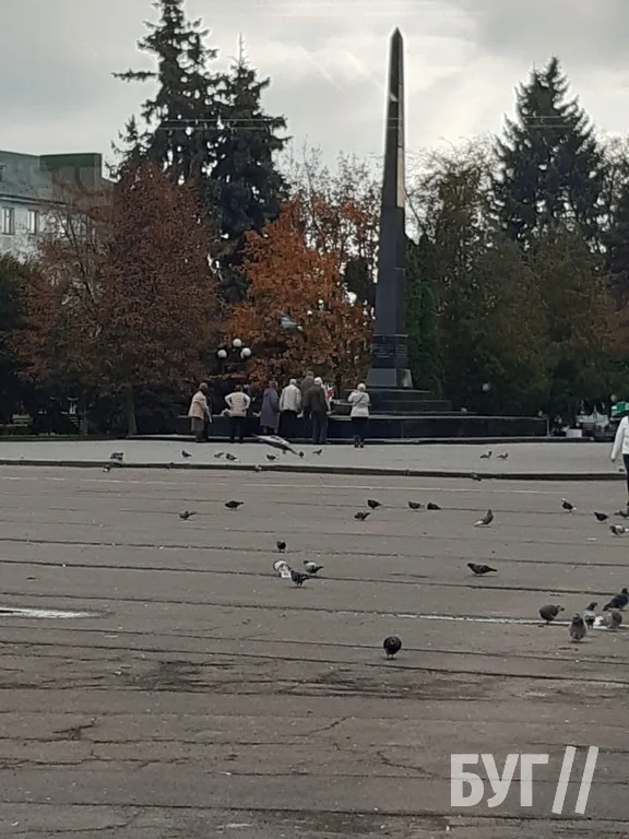 Тихий маразм: у Володимирі прихильники комуністичної ідеології зібралися біля обеліска слави — без транспарантів, але з квітами 2