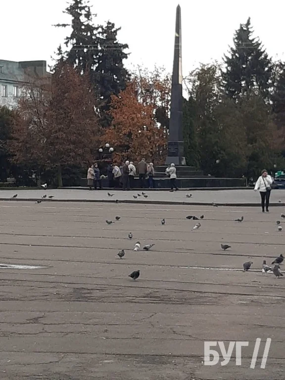 Тихий маразм: у Володимирі прихильники комуністичної ідеології зібралися біля обеліска слави — без транспарантів, але з квітами 3