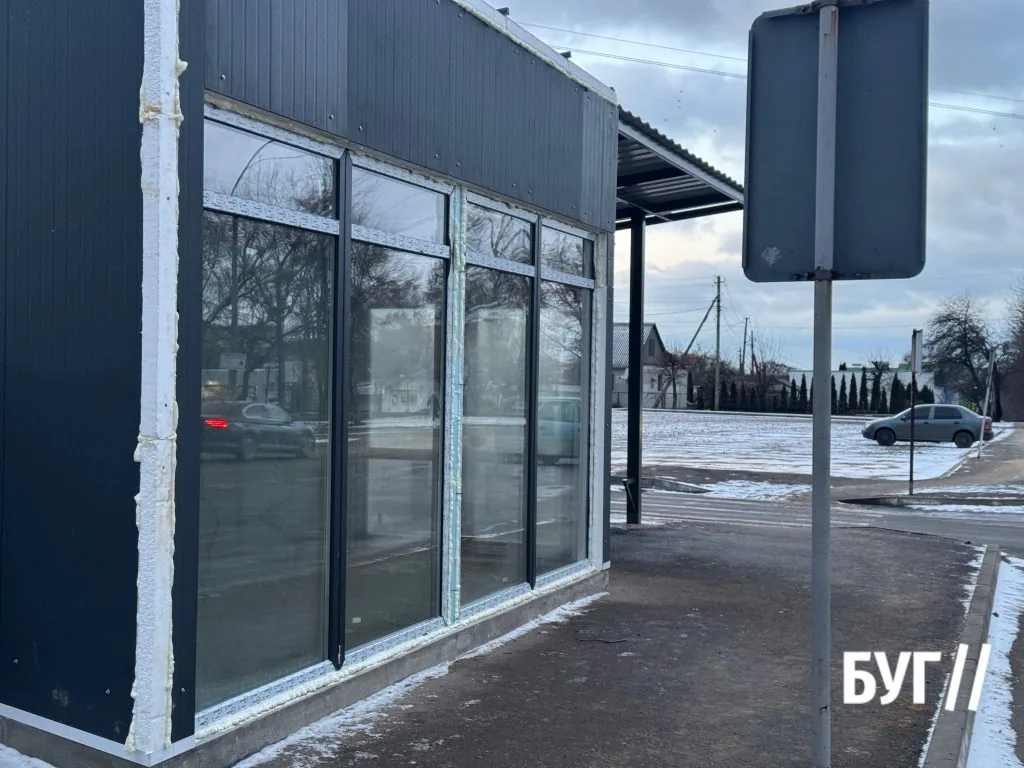 Фото дня: триває монтаж нової зупинки на бульварі Шевченка у Нововолинську 3