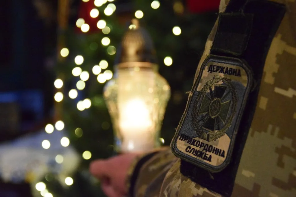 Луцькі пластуни передали прикордонникам Вифлеємський вогонь 12