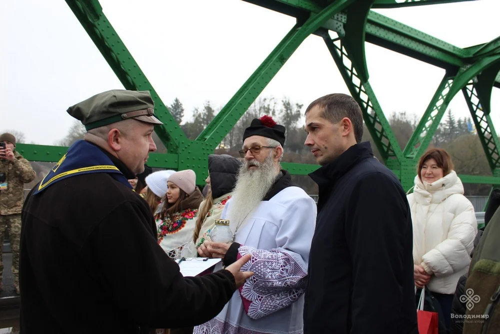 У Володимир передали Вифлеємський вогонь миру 5