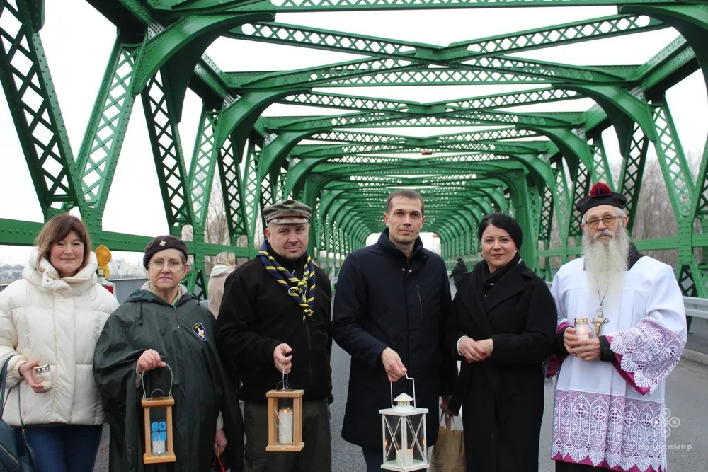 У Володимир передали Вифлеємський вогонь миру 9