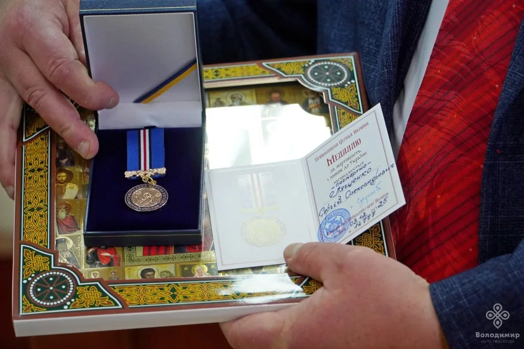 Батькові загиблого адвоката Сергія Лященка передали медаль від Епіфанія 2