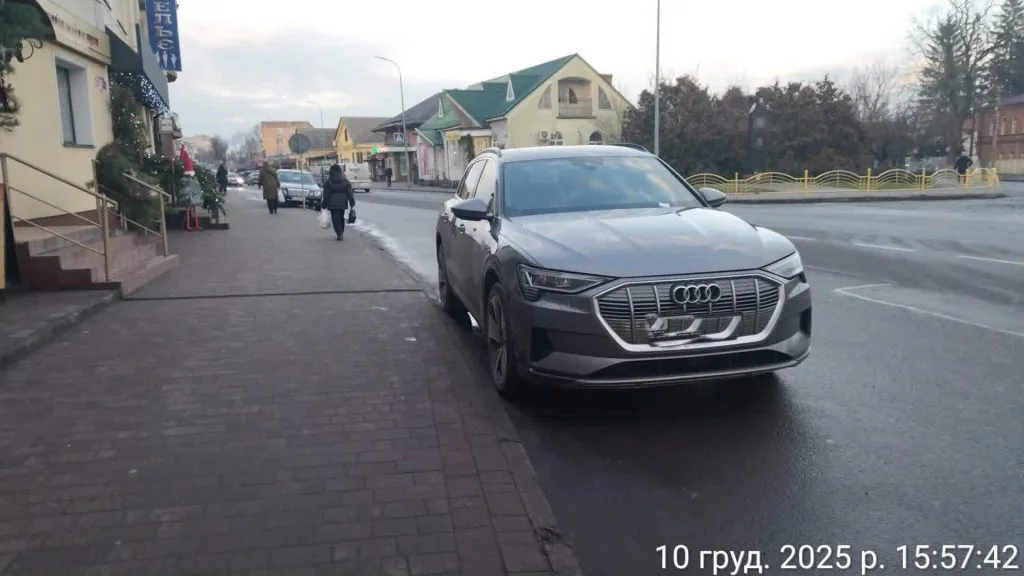 Автівки під знаками, на тротуарах і переходах: у Володимирі муніципальна варта виявила численні порушення ПДР 1