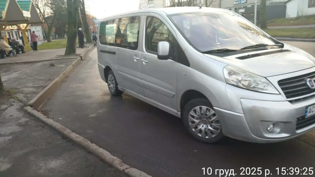 Автівки під знаками, на тротуарах і переходах: у Володимирі муніципальна варта виявила численні порушення ПДР 2