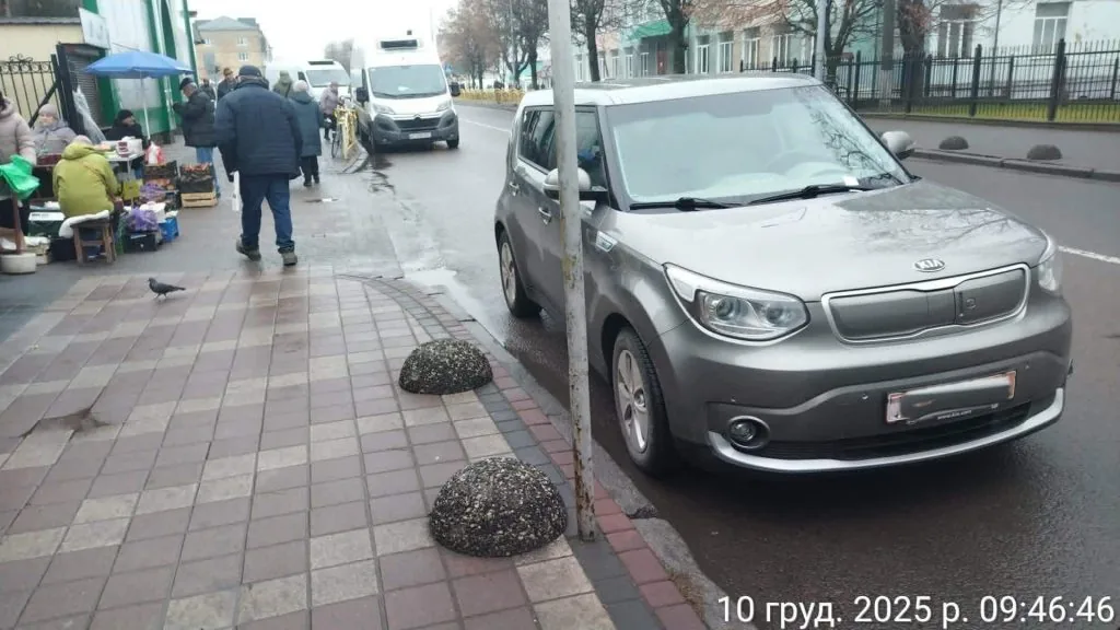 Автівки під знаками, на тротуарах і переходах: у Володимирі муніципальна варта виявила численні порушення ПДР 5